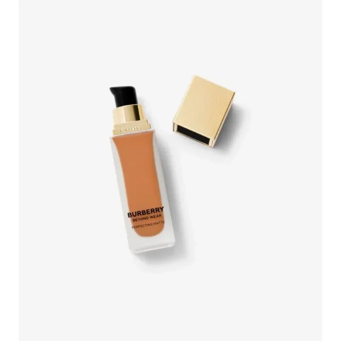 Base de maquillaje mate perfeccionadora Beyond Wear – 100 Neutro medio-oscuro