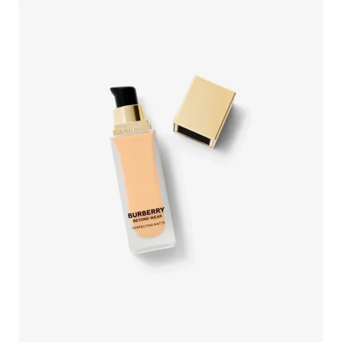 Base de maquillaje mate perfeccionadora Beyond Wear – 30 Light Warm