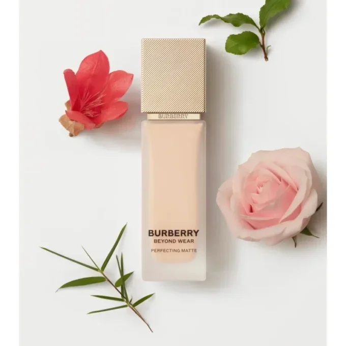 Base de maquillaje mate perfeccionadora Beyond Wear – 10 Claro cálido