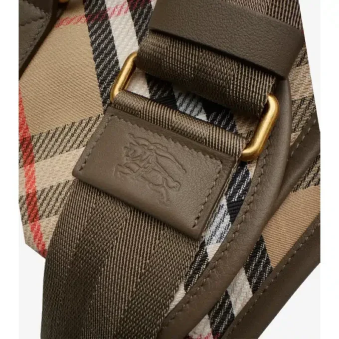 Bolso bandolera pequeño con clip «B»