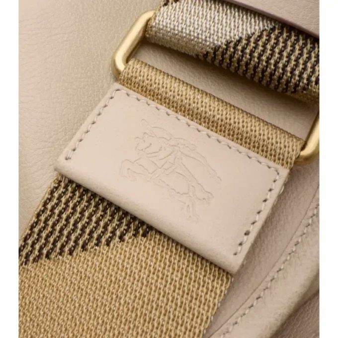 Bolso bandolera pequeño con clip «B»