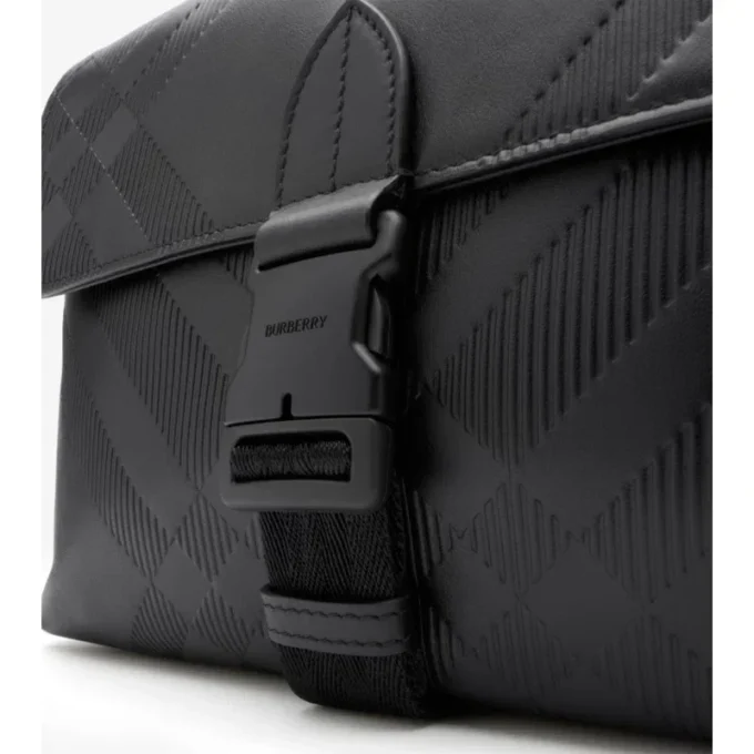 Bolso mensajero pequeño con estampado de cuadros en relieve y hebilla 