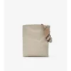 Bolso tipo cubo mediano con clip en forma de B 