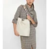 Bolso tipo cubo mediano con clip en forma de B 