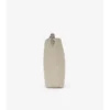 Bolso tipo cubo mediano con clip en forma de B 