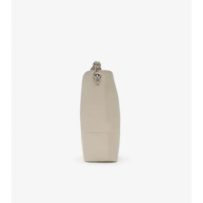 Bolso tipo cubo mediano con clip en forma de B 