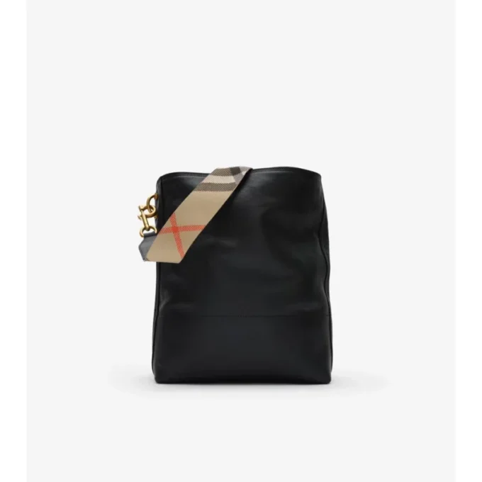 Bolso tipo cubo mediano con clip en forma de B 
