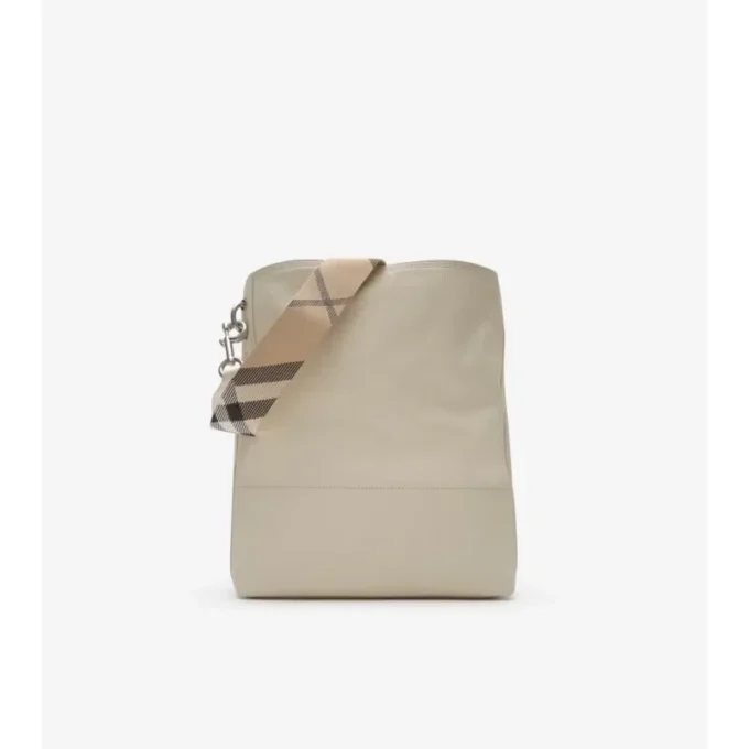 Bolso tipo cubo mediano con clip en forma de B 