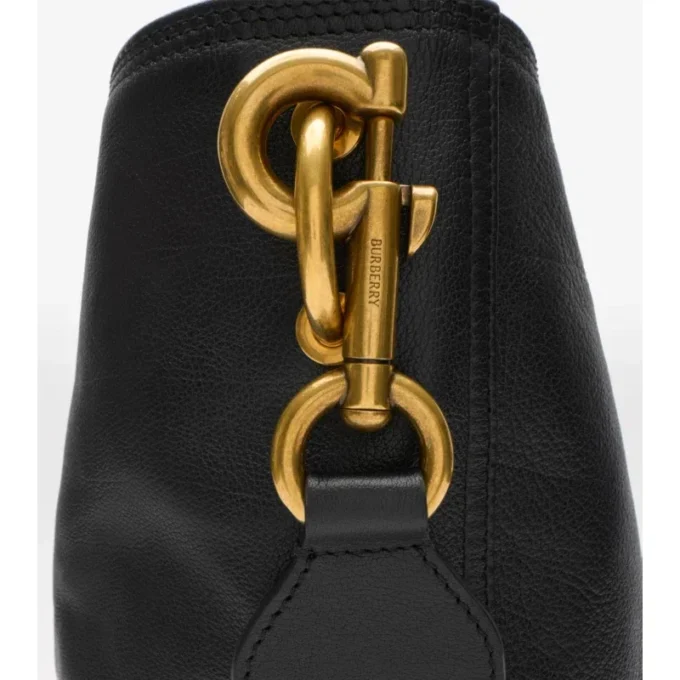 Bolso tipo cubo mediano con clip en forma de B 