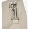 Bolso tipo cubo mediano con clip en forma de B 