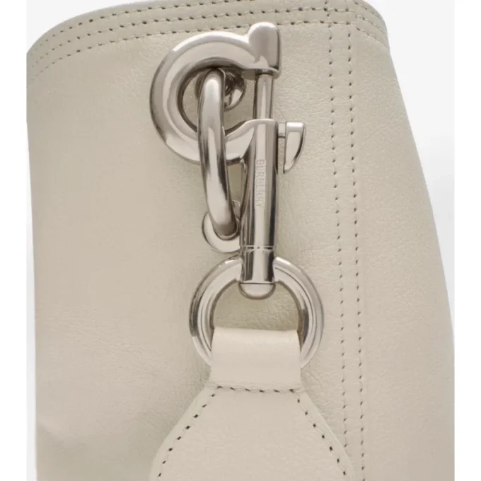 Bolso tipo cubo mediano con clip en forma de B 