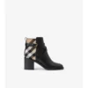 Botas de tacón con estampado de cuadros y piel