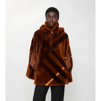 Capa de piel de oveja con intarsia de cuadros