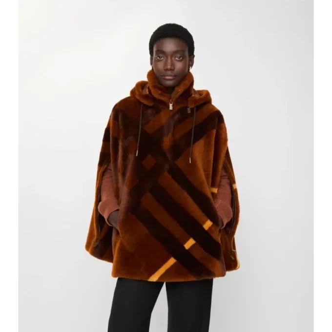 Capa de piel de oveja con intarsia de cuadros