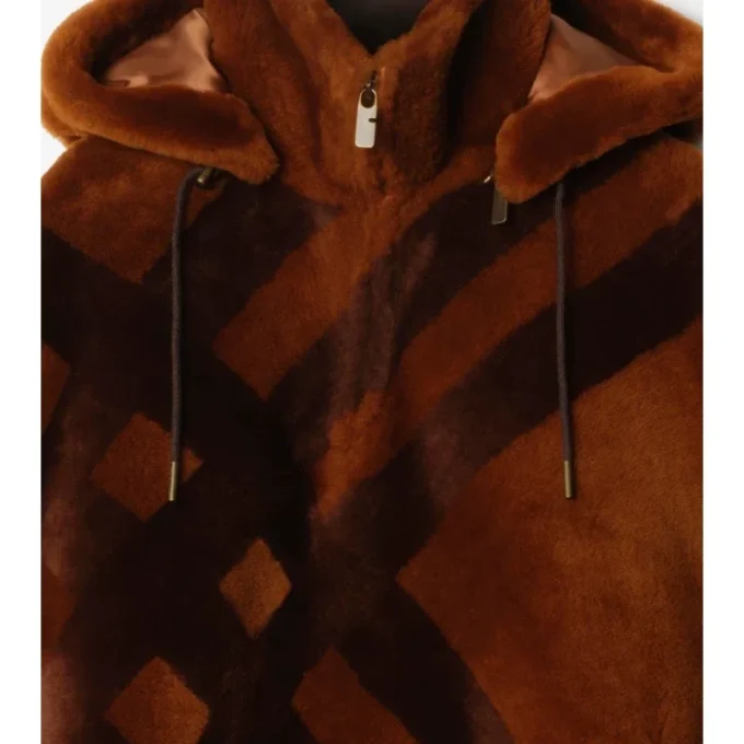 Capa de piel de oveja con intarsia de cuadros