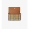 Cartera con correa de cadena y estampado de cuadros