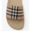 Chanclas con estampado de cuadros