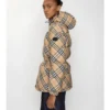 Chaqueta acolchada con capucha de nailon con estampado de cuadros