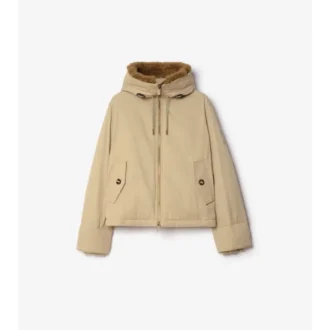 Chaqueta con capucha de gabardine y ribete de piel de oveja