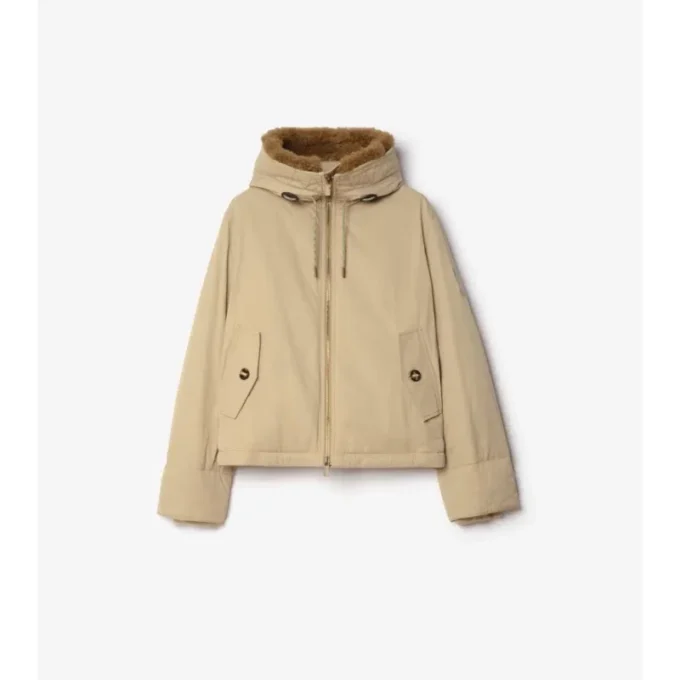 Chaqueta con capucha de gabardine y ribete de piel de oveja