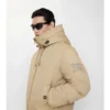 Chaqueta con capucha de gabardine y ribete de piel de oveja