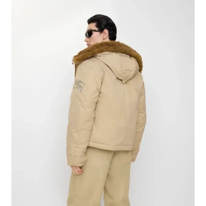 Chaqueta con capucha de gabardine y ribete de piel de oveja