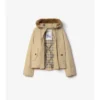 Chaqueta con capucha de gabardine y ribete de piel de oveja