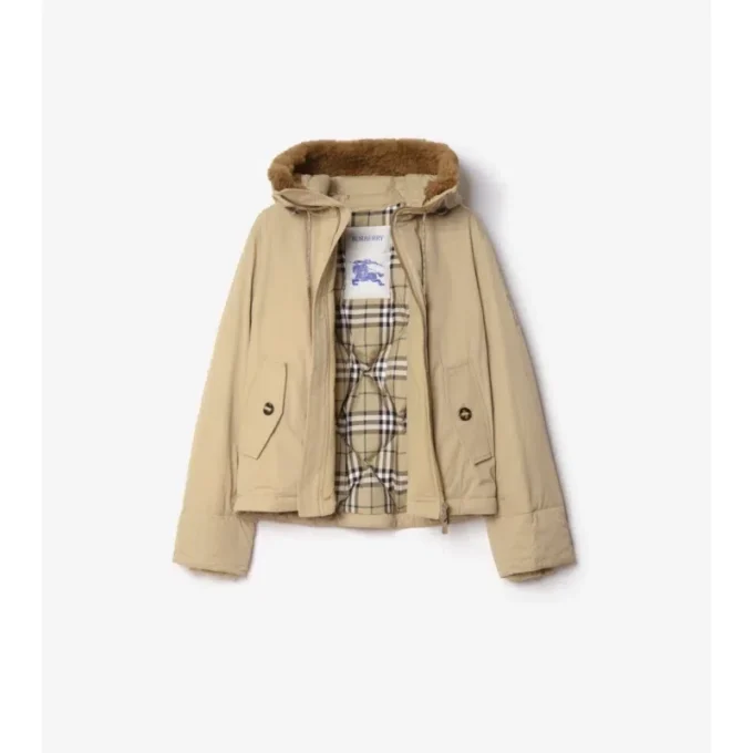 Chaqueta con capucha de gabardine y ribete de piel de oveja