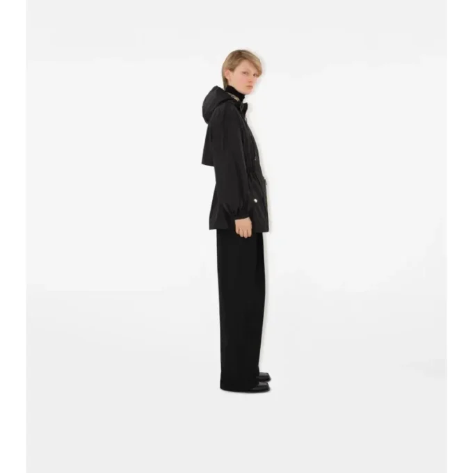 Chaqueta con capucha de nailon