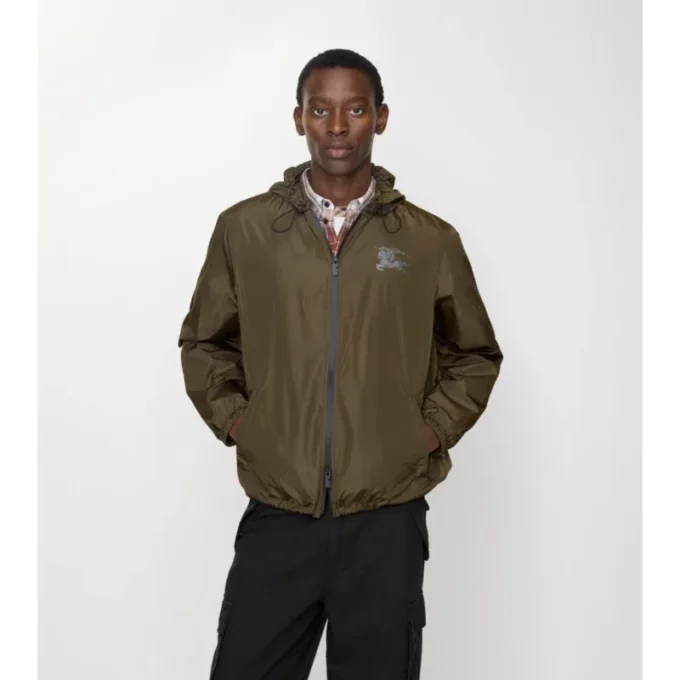 Chaqueta con capucha de nailon EKD
