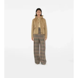 Chaqueta corta acolchada de nailon con capucha