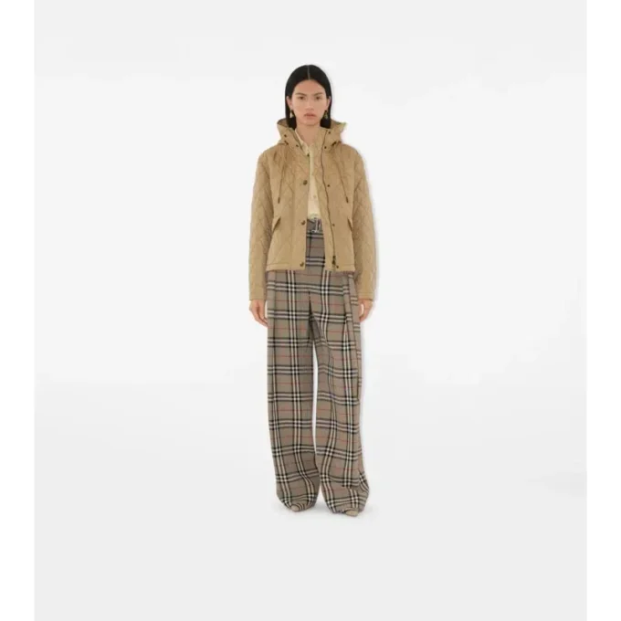 Chaqueta corta acolchada de nailon con capucha