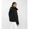 Chaqueta corta acolchada de nailon con capucha