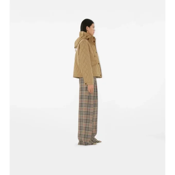 Chaqueta corta acolchada de nailon con capucha