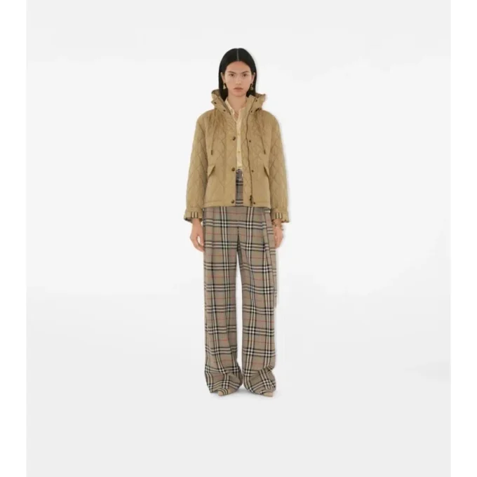 Chaqueta corta acolchada de nailon con capucha