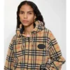 Chaqueta corta con capucha de forro polar a cuadros