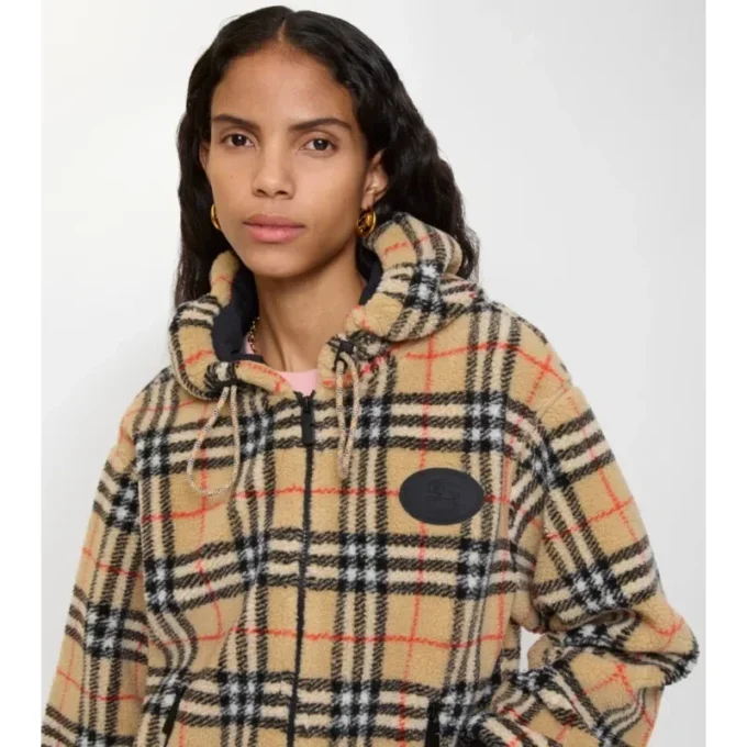 Chaqueta corta con capucha de forro polar a cuadros