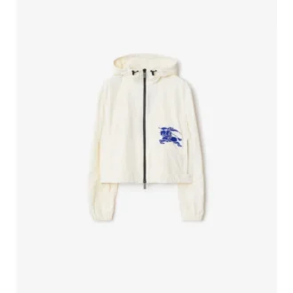 Chaqueta corta con capucha de nailon