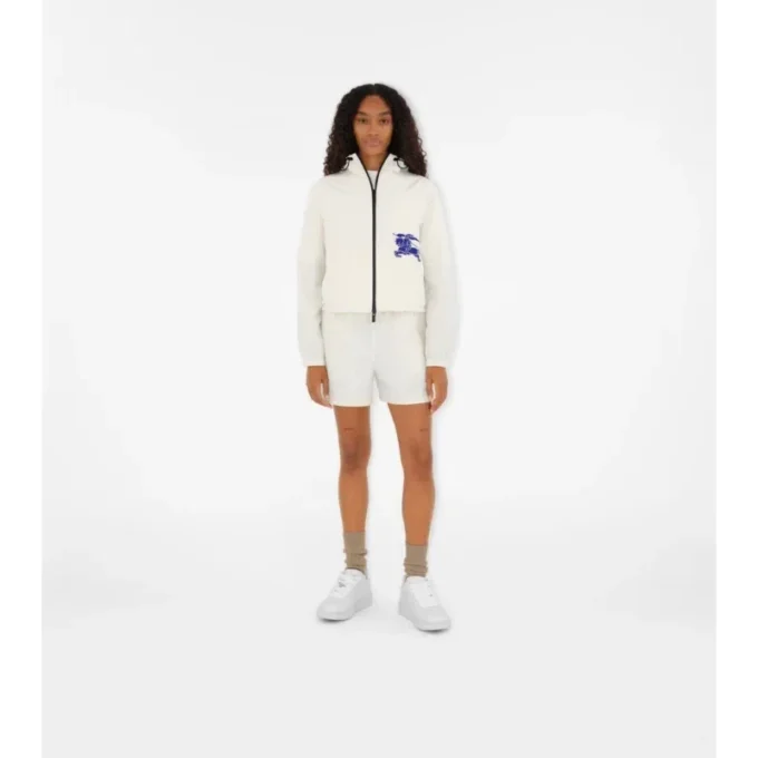 Chaqueta corta con capucha de nailon