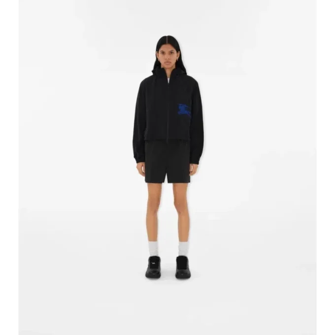 Chaqueta corta con capucha de nailon