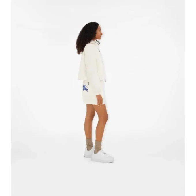 Chaqueta corta con capucha de nailon