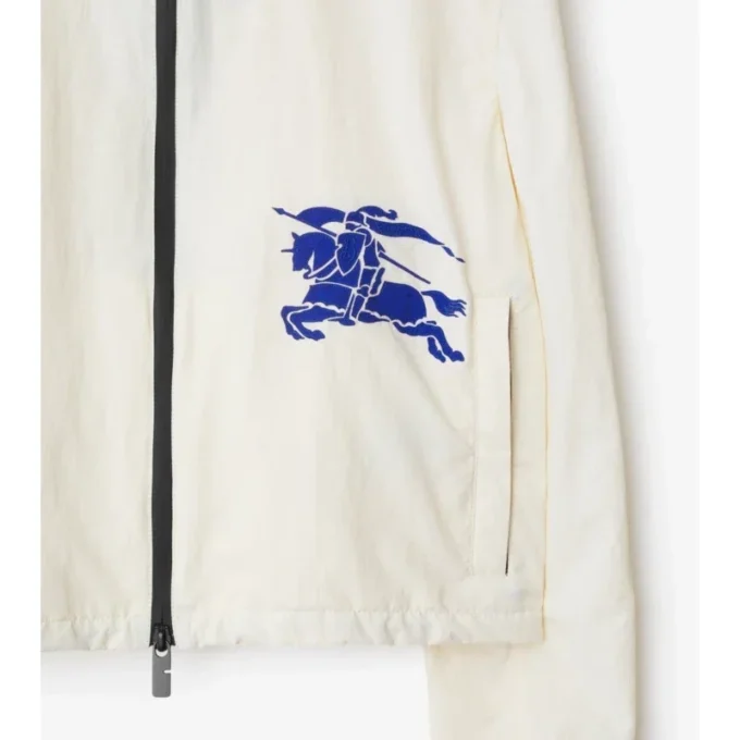 Chaqueta corta con capucha de nailon