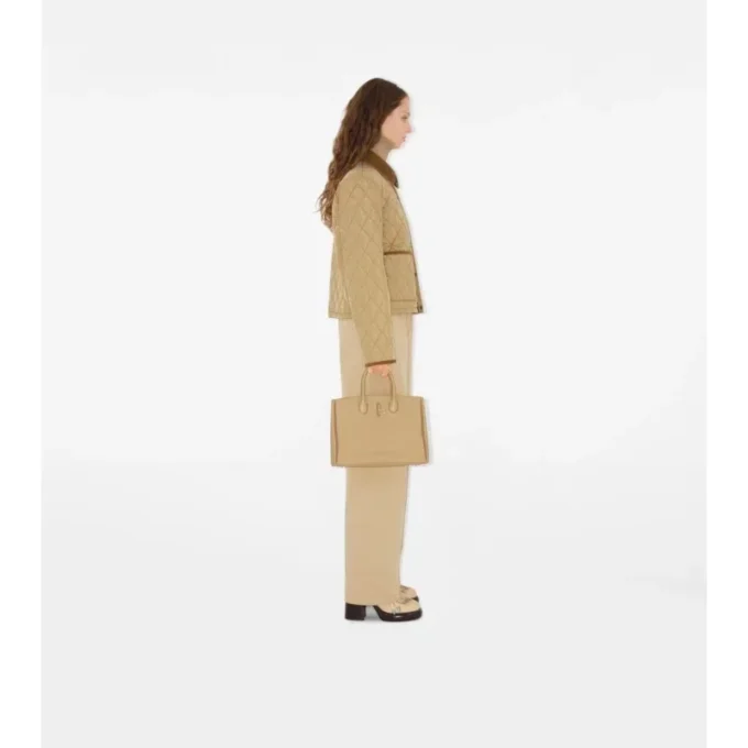 Chaqueta corta de nailon acolchada