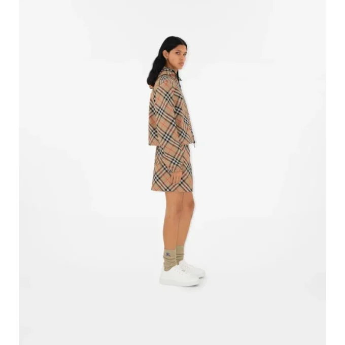 Chaqueta reversible con capucha y estampado de cuadros, de corte corto