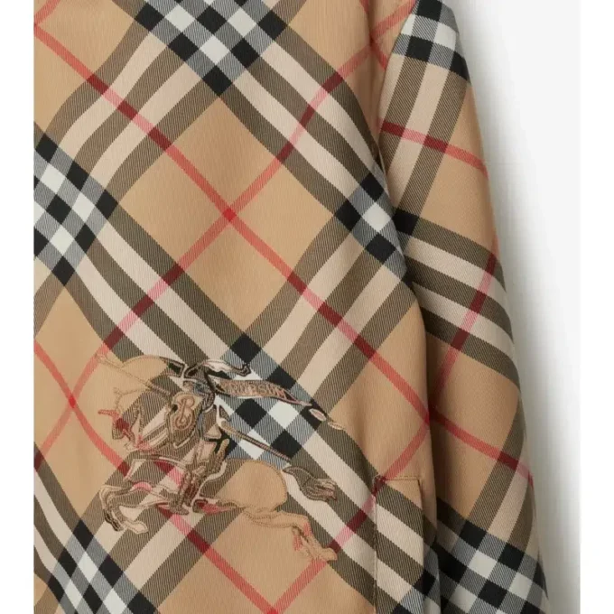 Chaqueta reversible con capucha y estampado de cuadros, de corte corto