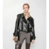 Chaqueta trench corta de cuero repujado