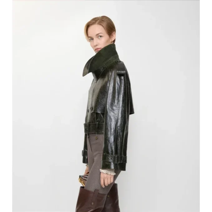 Chaqueta trench corta de cuero repujado