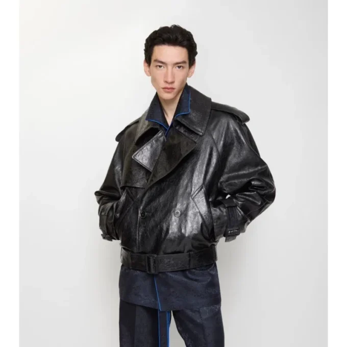 Chaqueta trench corta de piel repujada