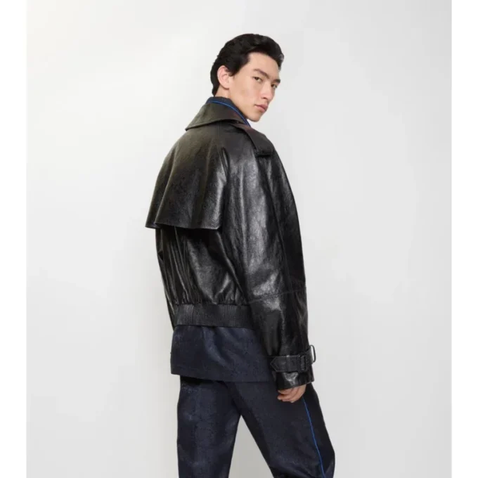 Chaqueta trench corta de piel repujada