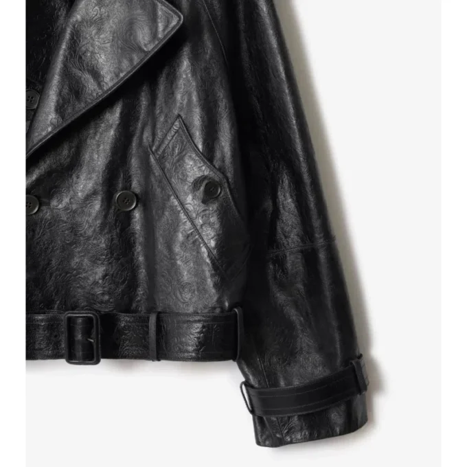 Chaqueta trench corta de piel repujada